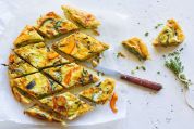 Tortilla aux pommes de terre, à la courge et aux fines herbes Tortilla aux pommes de terre, à la courge et aux fines herbes